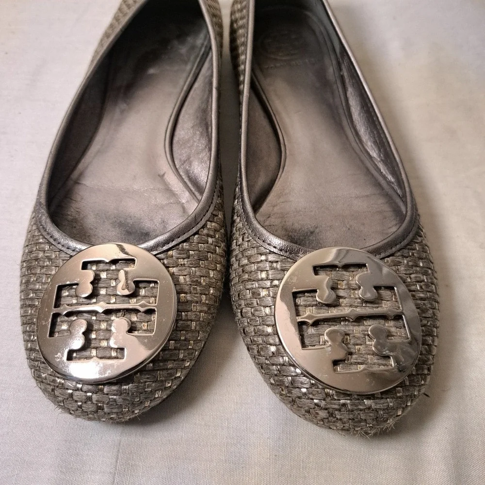 Tory Burch Reva Ballet Flats‎ Woven Metallic Pewter Silver Logo Medallion Shoes